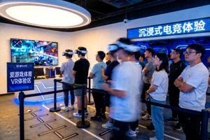 观众在爱游戏体育VR体验区排队体验沉浸式电竞项目
